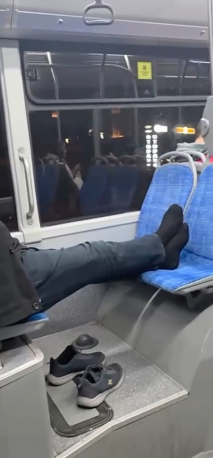 Otobüste ayakkabılarını çıkarıp seyahat etti, rahatlığı pes dedirtti