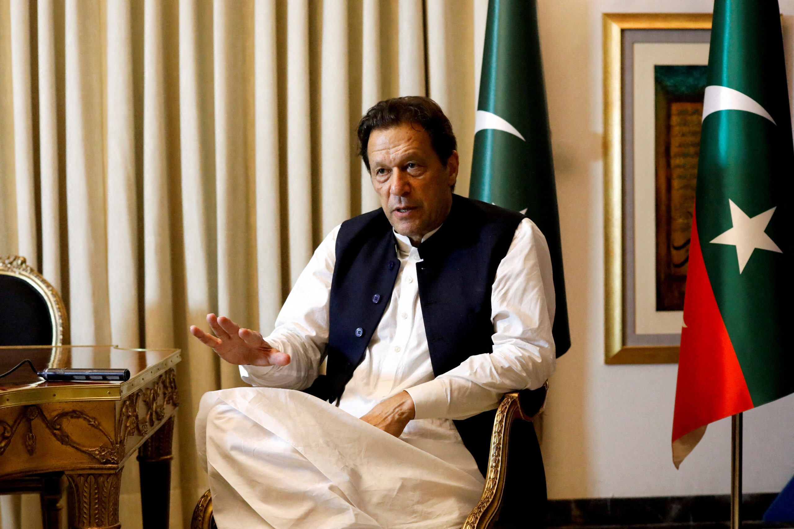 Pakistan’da tutuklu eski Başbakan Khan’ın kardeşi gözaltına alındı