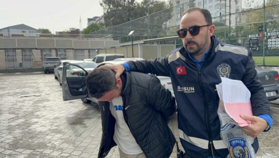 Pencereden eve girip bıçak tehdidiyle cüzdan gasp etti