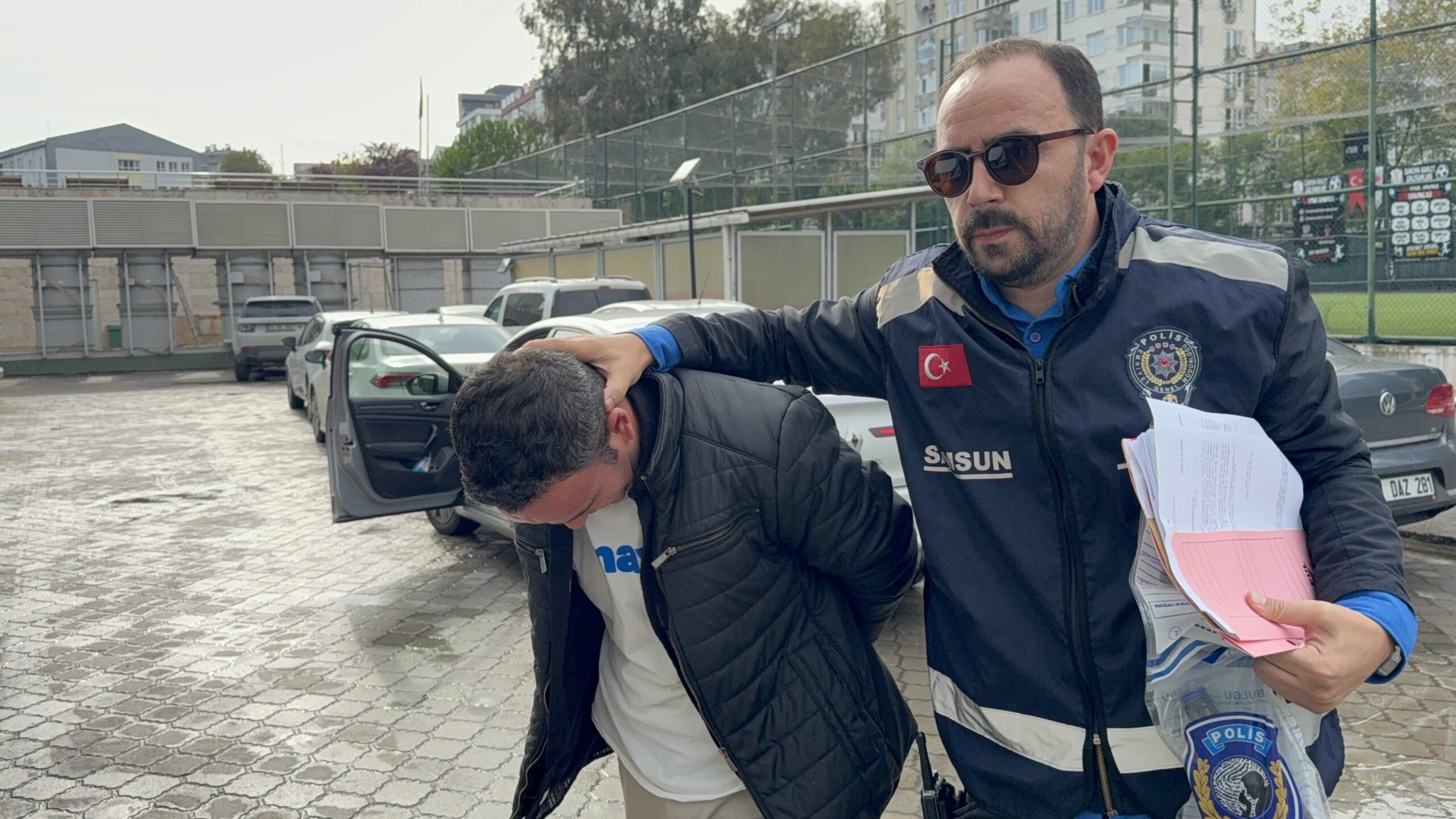 Pencereden eve girip bıçak tehdidiyle cüzdan gasp etti