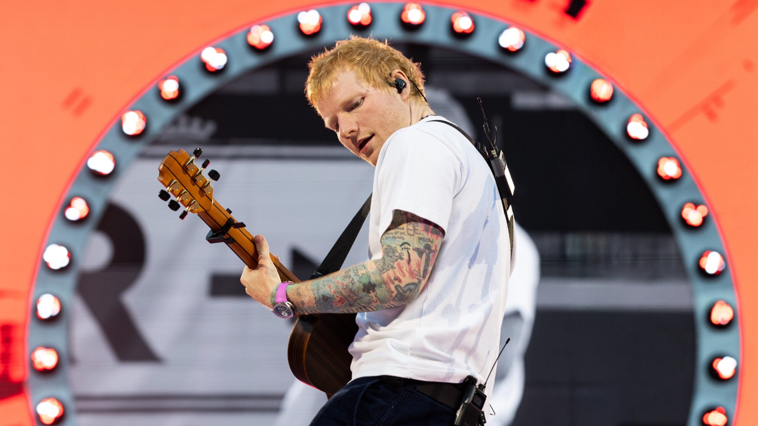 Polisler ve protestocular hazır, gözler Ed Sheeran’da