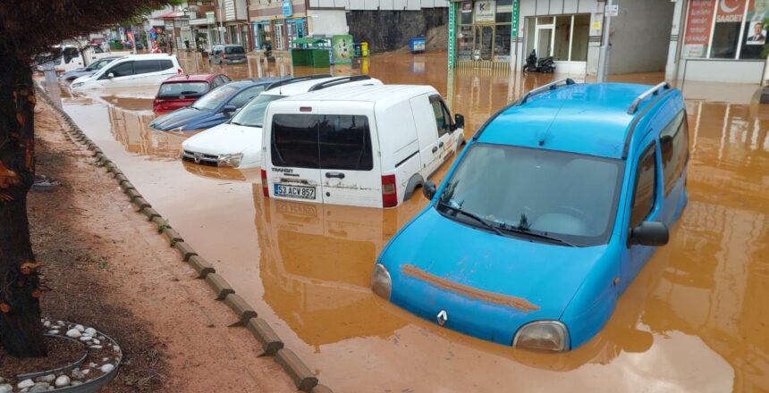 Rize’de sağanak bastırdı, otomobiller suya gömüldü