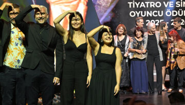 Sadri Alışık Tiyatro ve Sinema Oyuncu Ödülleri dağıtıldı. Ödül alan Turist Ömer selamı verdi