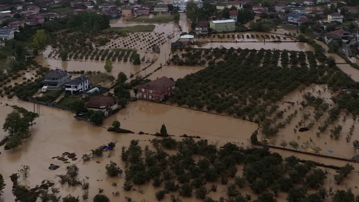 Sakarya’da dere taştı; su baskınları yaşandı