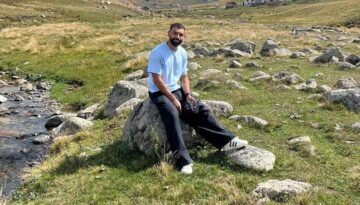 Salah’ın oturduğu taş meşhur olmuştu. Yanına konulan tabela ve bank bir gecede kayboldu