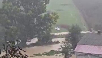 Şiddetli sağanak sele dönüştü: Yol ulaşıma kapandı