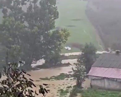 Şiddetli sağanak sele dönüştü: Yol ulaşıma kapandı