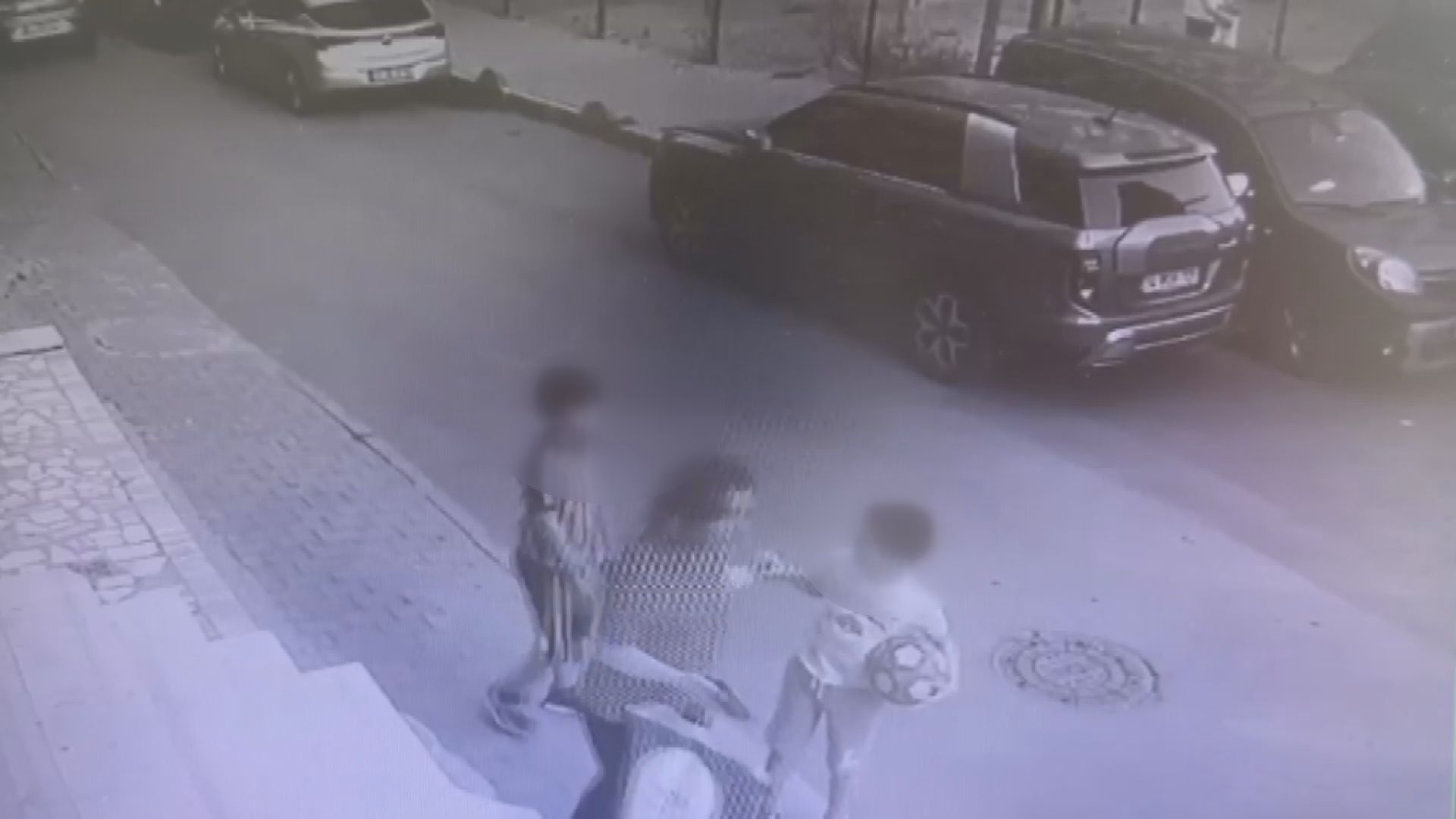 Silahlı kavgada sokakta oyun oynayan çocuk vuruldu