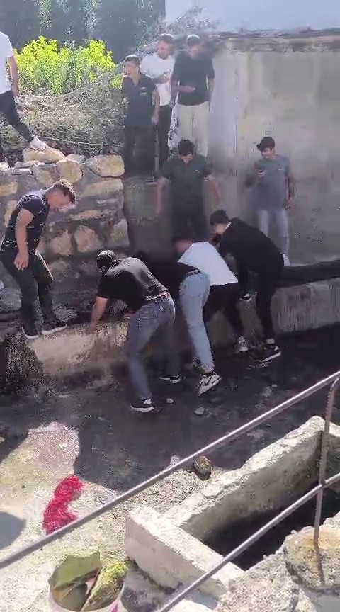 Sivas’ta sıra dışı düğün: Damat köy çeşmesinde yıkandı