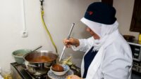 Tadan bir daha istiyor, kaşık kaşık şifa dağıtıyor. Ne tarhana ne mercimek, kuşburnundan yapılıyor