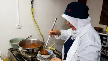 Tadan bir daha istiyor, kaşık kaşık şifa dağıtıyor. Ne tarhana ne mercimek, kuşburnundan yapılıyor