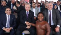 Tanzanyalı minik güreşçi Cumhurbaşkanı Erdoğan ile bir araya gelmişti. O anları anlattı