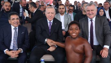 Tanzanyalı minik güreşçi Cumhurbaşkanı Erdoğan ile bir araya gelmişti. O anları anlattı
