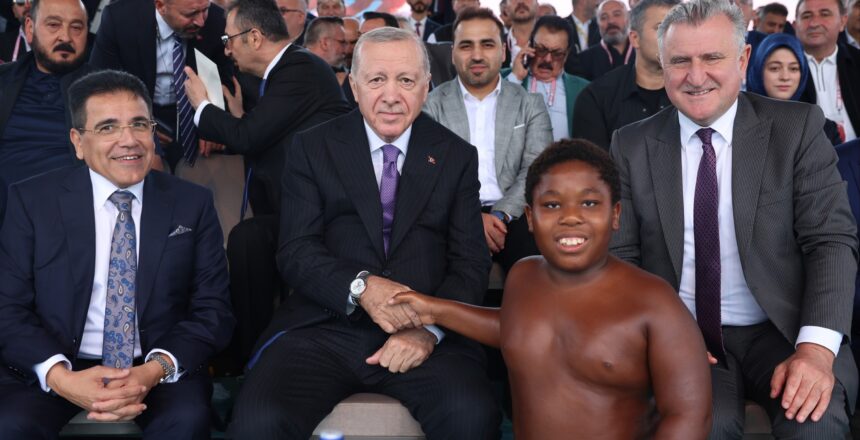 Tanzanyalı minik güreşçi Cumhurbaşkanı Erdoğan ile bir araya gelmişti. O anları anlattı