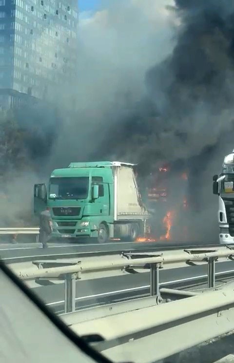 TEM Otoyolu’nda TIR yangını: Edirne yönü trafiğe kapatıldı