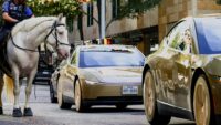 Tesla, sürücüsüz taksisini hizmete sundu