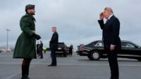 Trump 7 yıl sonra İrlanda’da. Liderlerle görüşecek, golf oynayacak