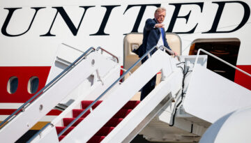 Trump’tan gazetecilere yeni yasak. Başkanlık uçağına almadı