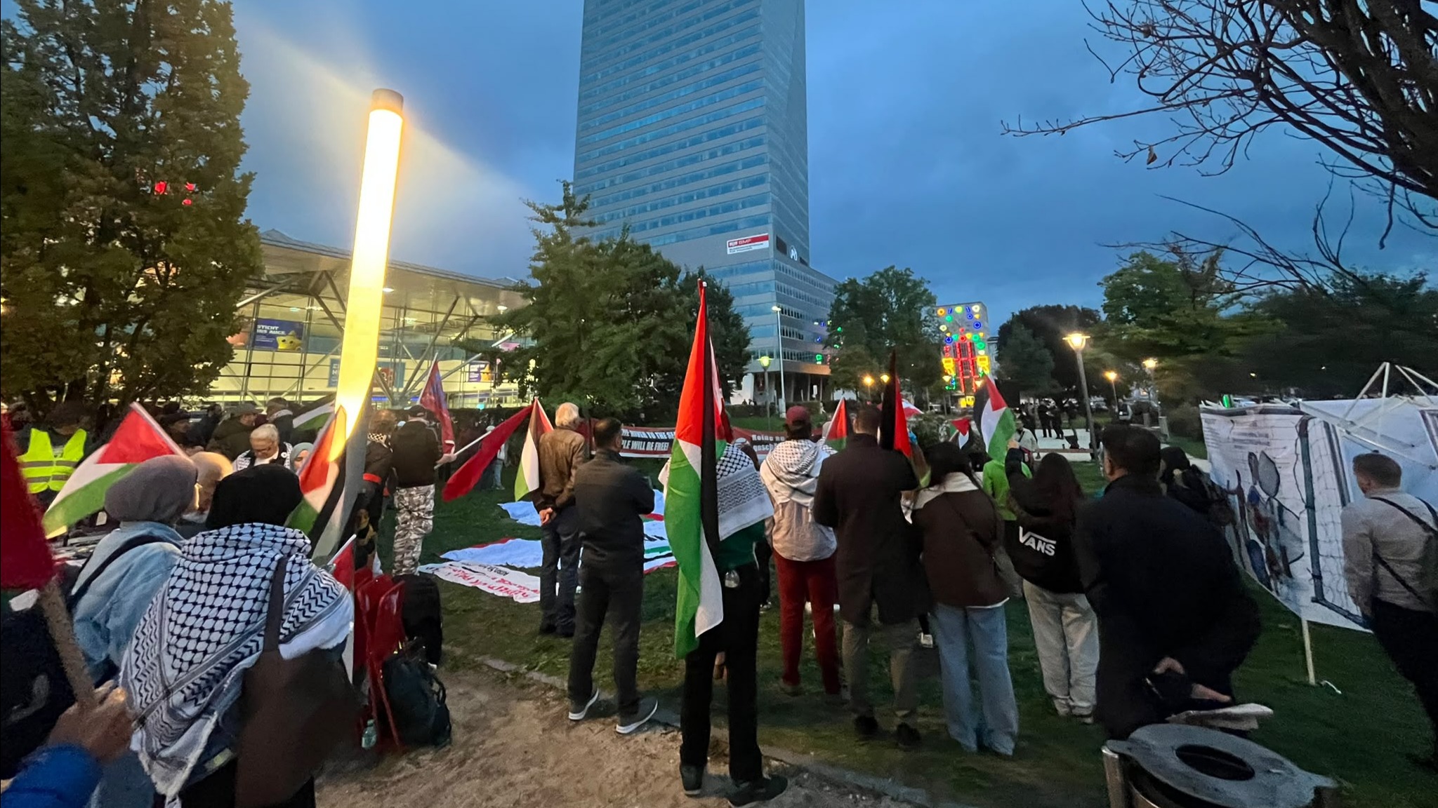 Uluslar Ligi’ndeki maç öncesi İsrail’e protesto. “Barış, haysiyet ve adalet”