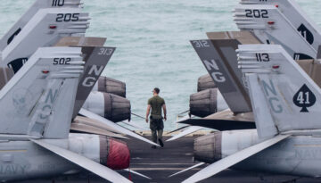 USS Abraham Lincoln’ın mürettebatı gündemde. İki denizci kavgaya karıştı
