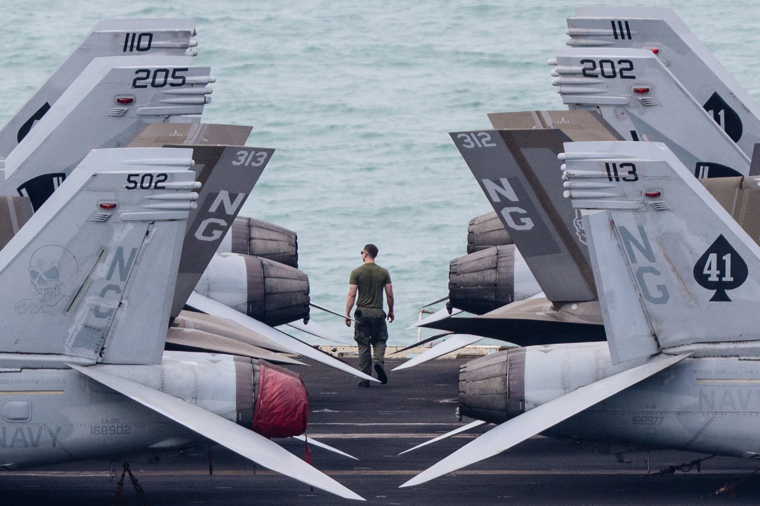 USS Abraham Lincoln’ın mürettebatı gündemde. İki denizci kavgaya karıştı