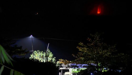 Yanardağı patladı, okullar ve havalimanı kapatıldı