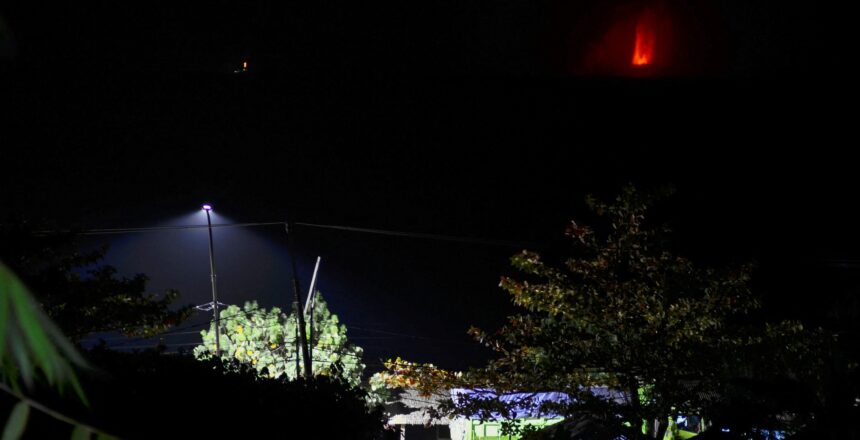 Yanardağı patladı, okullar ve havalimanı kapatıldı