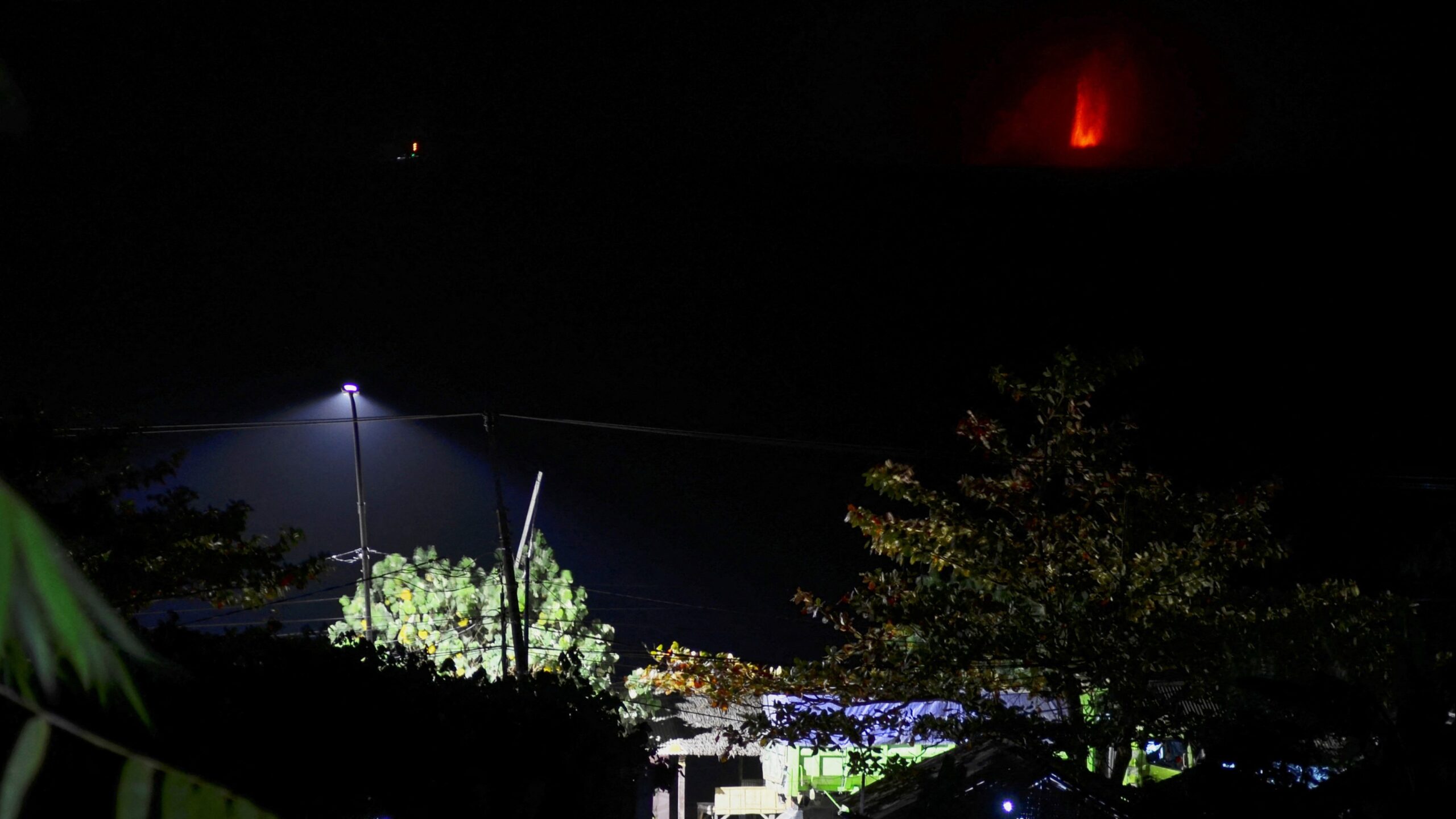 Yanardağı patladı, okullar ve havalimanı kapatıldı