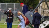 Yanından ayırmıyor. Donald Trump üç isme 45 bin dolar nakit hediye etti