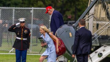 Yanından ayırmıyor. Donald Trump üç isme 45 bin dolar nakit hediye etti