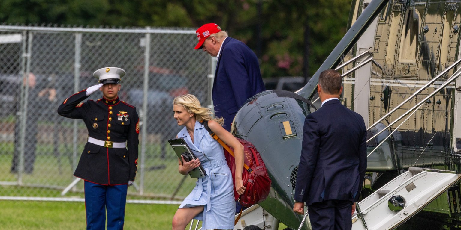Yanından ayırmıyor. Donald Trump üç isme 45 bin dolar nakit hediye etti