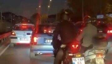 Yol vermeyen otomobil sürücüsünün etrafını sardılar