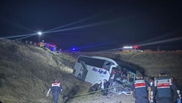 Yolcu otobüsü şarampole uçtu: 2’si ağır 24 yaralı