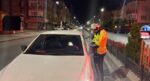 Yolun ortasında polisin uyandırdığı sürücü, geri uyudu