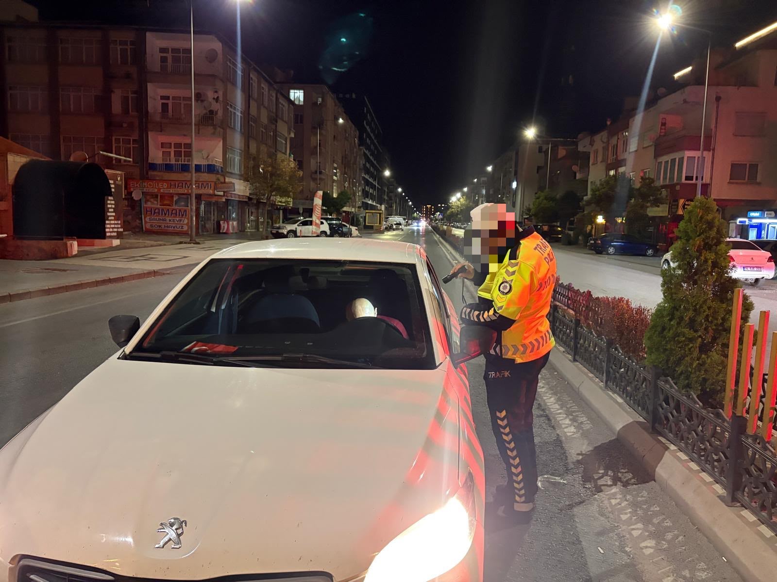 Yolun ortasında polisin uyandırdığı sürücü, geri uyudu