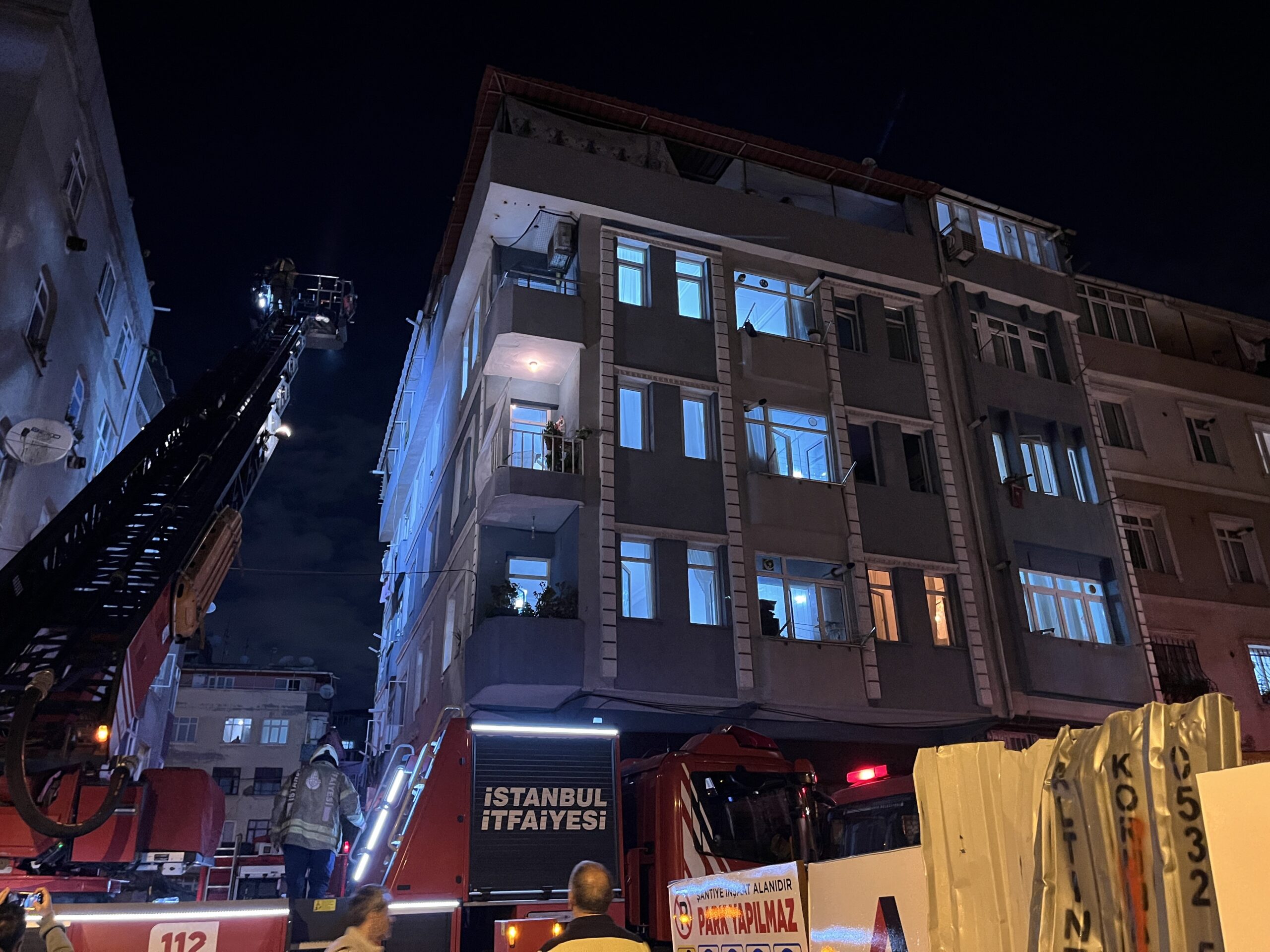 Zeytinburnu’nda 5 katlı binanın bodrumunda yangın