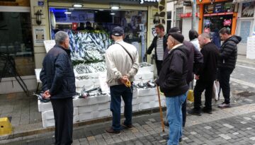 900 gram 50 lira, denizden fışkırdı. Tezgah önünde kuyruk oldu, yirmişer tane alıyorlar