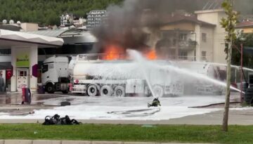 Akaryakıt istasyonunda tanker patladı, yangın yanındakine de sıçradı