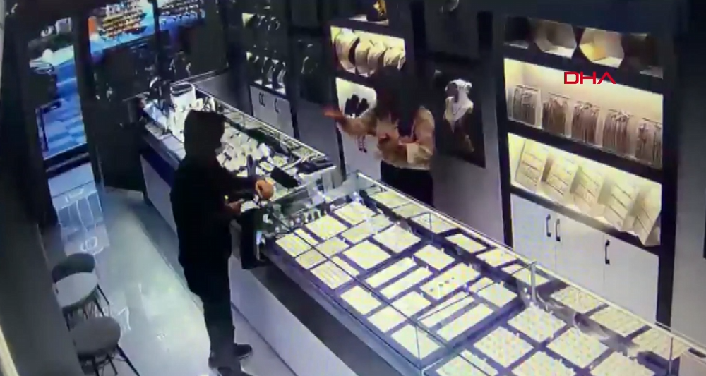 Alarmı duyunca kaçtı: Oyuncak tabancalı soygun girişimi kamerada