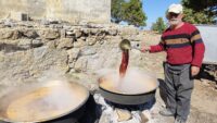Astım, bronşit ve kansızlık için faydalıymış. Kazanda kaynatılarak üretiliyor