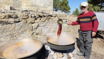 Astım, bronşit ve kansızlık için faydalıymış. Kazanda kaynatılarak üretiliyor