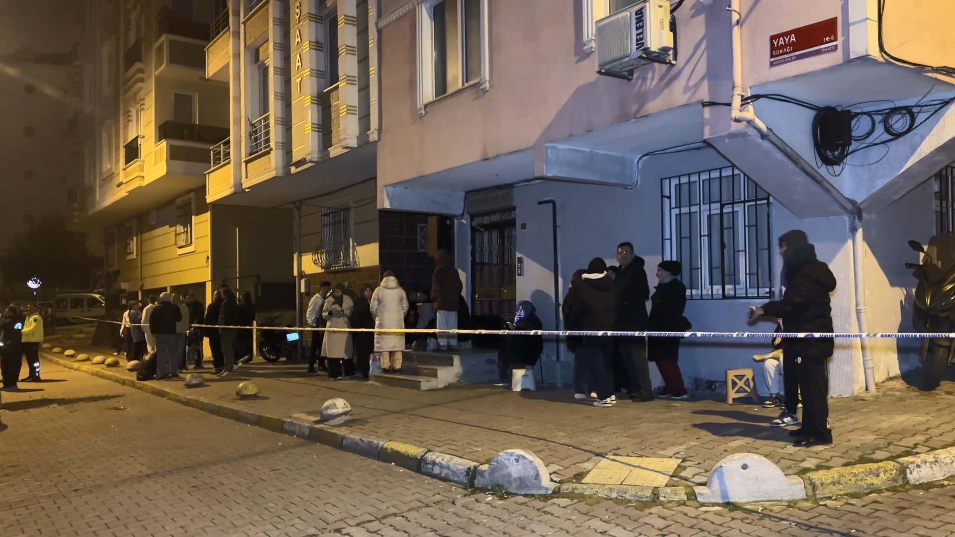 Bahçelievler’de inşaatın istinat duvarı yıkıldı. 2 bina tahliye edildi