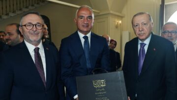 Bakan Ersoy, Bursevî’nin 300 yıllık mirasını Cumhurbaşkanı Erdoğan’a takdim etti