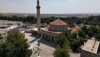 Bakan Ersoy duyurdu: Asırlık mabetler yeniden cemaatiyle buluşacak