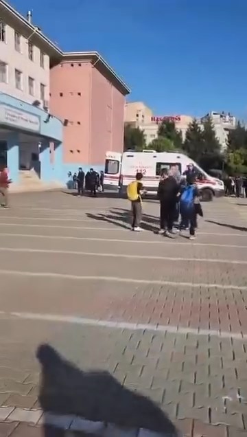 Başakşehir’de ortaokulda kavga. 5 öğrenci hastaneye kaldırıldı