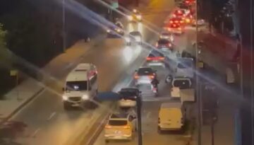 Bayrampaşa’da yol çöktü. Mahsur kalanlar var