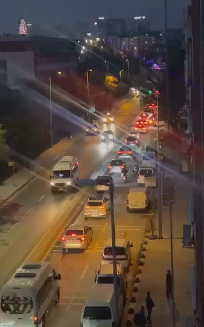 Bayrampaşa’da yol çöktü. Mahsur kalanlar var