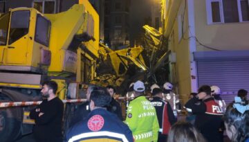 Beyoğlu’nda 5 katlı metruk bina çöktü