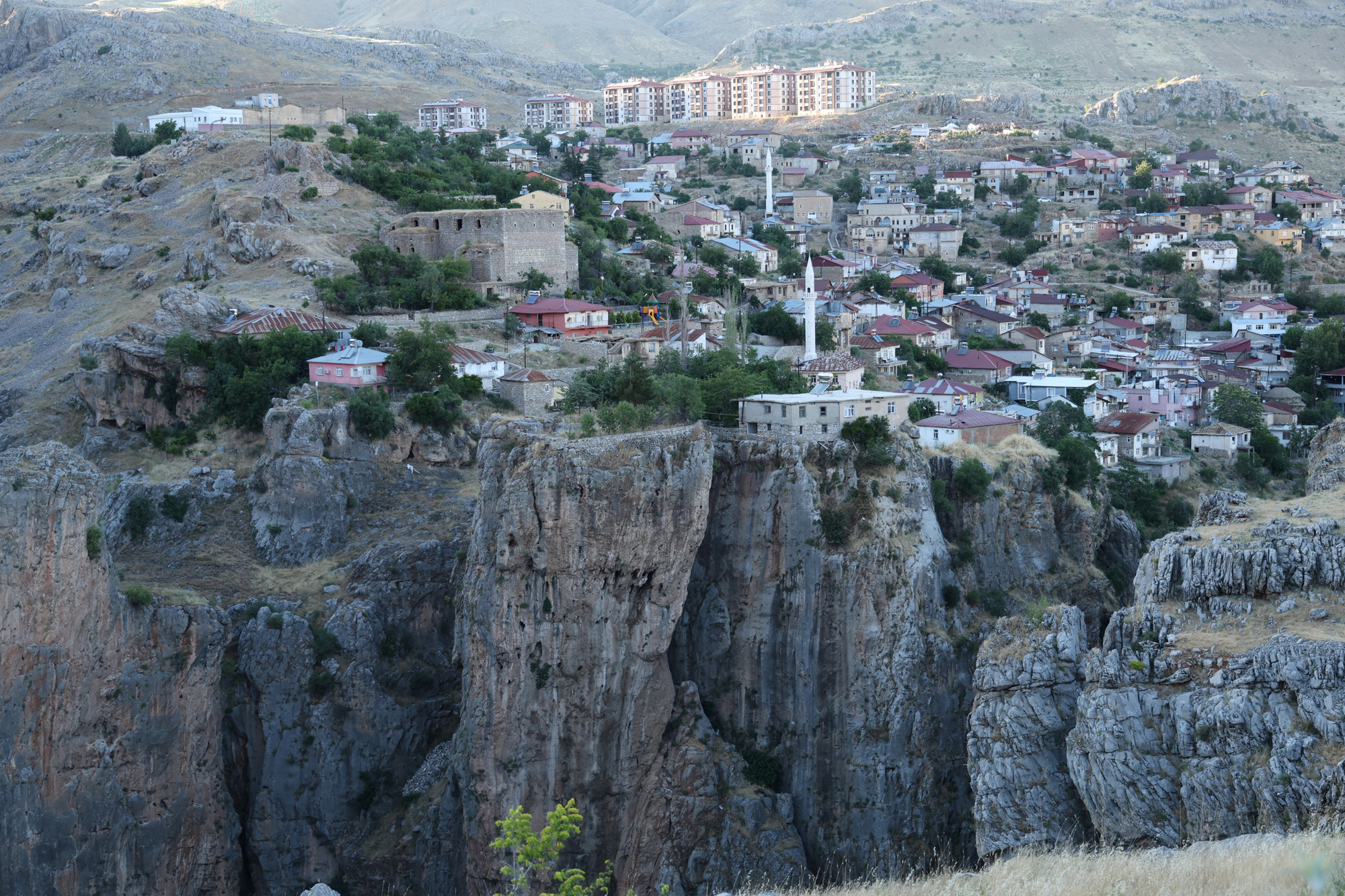 Bu evin bahçesine köprüyle geçiliyor. 168 metre yükseklikte, gören bir daha bakıyor