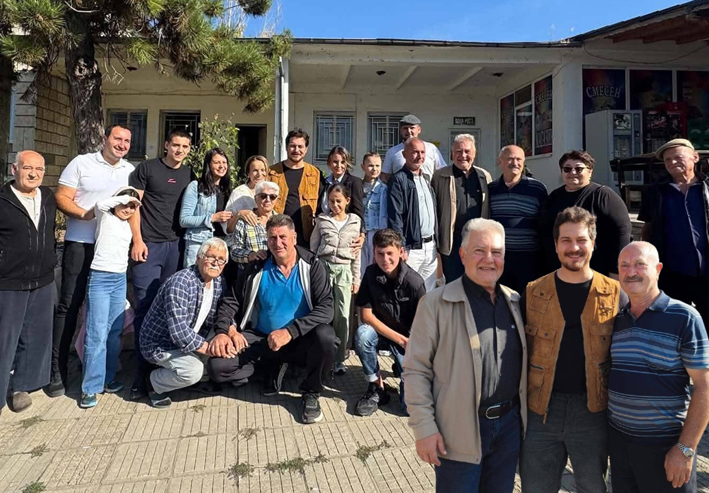 Çağatay Ulusoy’dan aile ziyareti! Anne ve babasıyla Bulgaristan’daki köyüne gitti